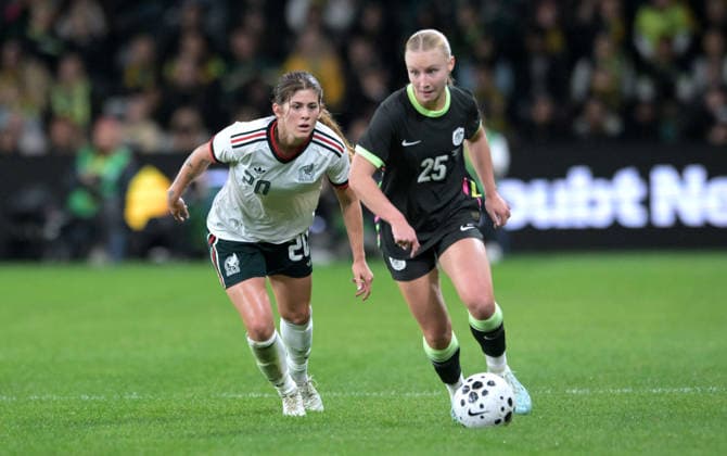 Australia Vs Mexico in Parramatta - 09 Jun 2026 Nicolette Hernandez (L) of Mexico women football team and Holly McNamara (R) of Australia women football team seen in action during the women s International Friendly, Länderspiel, Nationalmannschaft match between Australia and Mexico held at Commbank Stadium. Final score; Australia 3:1 Mexico. Parramatta Australia Copyright: xLuisxVeniegrax xSOPAxImagesx 20260609_A-Leagues_LuisVeniegra2475
