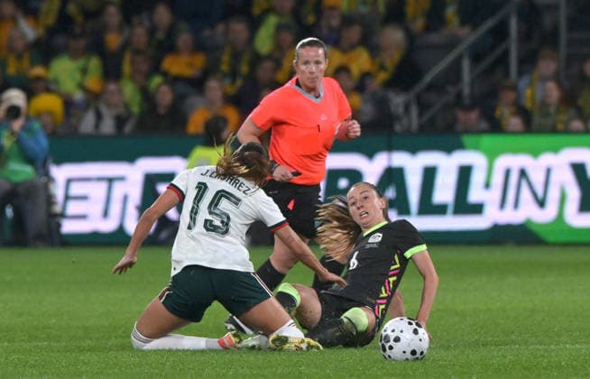June 9, 2026, Parramatta, Australia: Jasmine Casarez (L) of Mexico women football team, referee Tracey Pearson (C) and Clare Wheeler (R) of Australia women football team seen in action during the women s International Friendly, Länderspiel, Nationalmannschaft match between Australia and Mexico held at Commbank Stadium. Final score; Australia 3:1 Mexico. Parramatta Australia - ZUMAs197 20260609_aaa_s197_218 Copyright: xLuisxVeniegrax