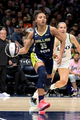 MINNEAPOLIS, MN - JUNE 09: Dallas Wings guard Azzi Fudd (35) makes a pass during the second half of a WNBA, Basketball Damen, USA game between the Minnesota Lynx and Dallas Wings on June 9, 2026, at Target Center in Minneapolis MN. (Photo by Nick Wosika Icon Sportswire) WNBA: JUN 09 Dallas Wings at Minnesota Lynx EDITORIAL USE ONLY Icon20260609004
