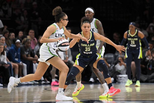 MINNEAPOLIS, MN - JUNE 09: Minnesota Lynx guard Olivia Miles (5) controls the ball as Dallas Wings guard Azzi Fudd (35) defends during the first half of a WNBA, Basketball Damen, USA game between the Minnesota Lynx and Dallas Wings on June 9, 2026, at Target Center in Minneapolis MN. (Photo by Nick Wosika Icon Sportswire) WNBA: JUN 09 Dallas Wings at Minnesota Lynx EDITORIAL USE ONLY Icon20260609010