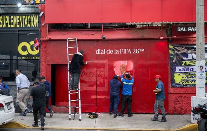 Soccer, men, 2025 26 season, FIFA Word Cup 2026 in Mexico, Canada and USA, Mexico City two days local time before the opening match, in the picture opposite the Aztec stadium Estadio Banorte workers of a bar remove the FIFA and Coca Cola advertising, 09 06 2026, Copyright: xMatthiasxKochx