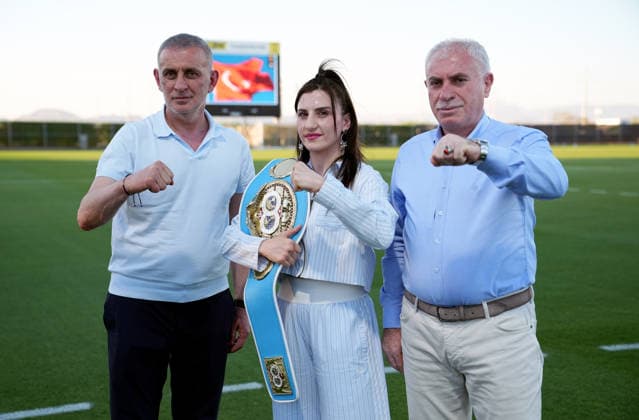 Turkiye continues World Cup preparations in Arizona ahead of Australia opener MESA, ARIZONA, US - JUNE 09: Turkish Football Federation (TFF) President Ibrahim Haciosmanoglu (L), IBF Lightweight World Champion boxer Elif Nur Turhan (C), and Bayburt Mayor Mehmet Mete Memis (R) pose for a photo during the Turkish National Football Team s training session at the Arizona Athletic Grounds in Mesa, Arizona, United States on June 09, 2026. Turkiye will open Group D play against Australia on June 13 at BC Place Stadium in Vancouver, Canada at 9 p.m. local time (0400GMT on June 14). Tayfun Coskun Anadolu Arizona United States. Editorial use only. Please get in touch for any other usage.  Copyright: x2026xAnadoluxTayfunxCoskunx