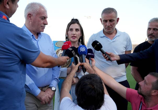 Turkiye continues World Cup preparations in Arizona ahead of Australia opener MESA, ARIZONA, US - JUNE 09: Bayburt Municipality athlete and IBF Lightweight World Champion boxer Elif Nur Turhan (C), who will be competing against American boxer Gabriela Telles in a title match in Arizona, speaks to the press as the Turkish national football team continued its preparations for the 2026 FIFA World Cup, WM, Weltmeisterschaft, Fussball with a training session at the Arizona Athletic Grounds in Mesa, Arizona, United States on June 09, 2026. Turkiye will open Group D play against Australia on June 13 at BC Place Stadium in Vancouver, Canada at 9 p.m. local time (0400GMT on June 14). Tayfun Coskun Anadolu Arizona United States. Editorial use only. Please get in touch for any other usage. Copyright: x2026xAnadoluxTayfunxCoskunx