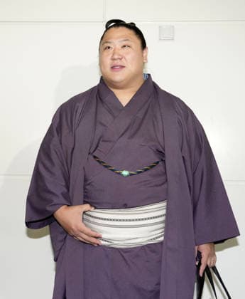Sumo: Paris tournament Sumo wrestler Wakatakakage meets the press at Haneda airport in Tokyo on June 10, 2026, before flying to France for a June 13-14 sumo tournament in Paris. About 130 wrestlers and staff members will participate in the Japan Sumo Association s event, the third in Paris since 1986 and 1995. Half of the participants have already arrived in the French capital.  A14AA0005618150P