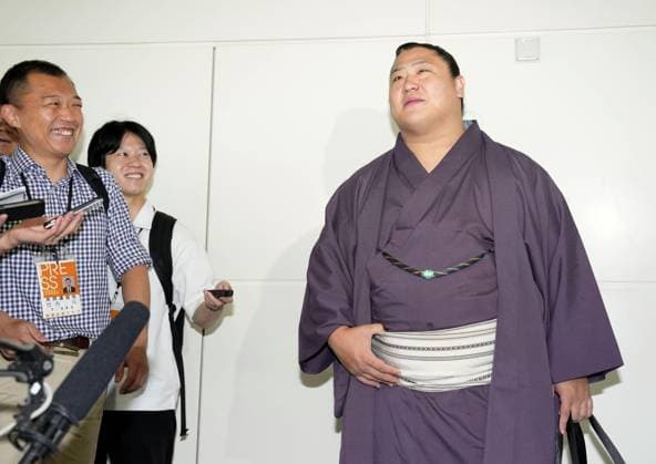 Sumo: Paris tournament Sumo wrestler Wakatakakage meets the press at Haneda airport in Tokyo on June 10, 2026, before flying to France for a June 13-14 sumo tournament in Paris. About 130 wrestlers and staff members will participate in the Japan Sumo Association s event, the third in Paris since 1986 and 1995. Half of the participants have already arrived in the French capital.  A14AA0005618151P
