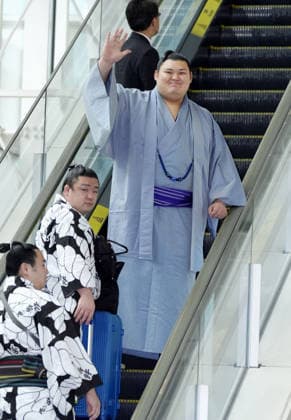 Sumo: Paris tournament Sumo grand champion Onosato (top) waves at Haneda airport in Tokyo on June 10, 2026, before flying to France for a June 13-14 sumo tournament in Paris. About 130 wrestlers and staff members will participate in the Japan Sumo Association s event, the third in Paris since 1986 and 1995. Half of the participants have already arrived in the French capital.  A14AA0005618152P