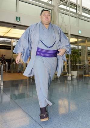Sumo: Paris tournament Sumo grand champion Onosato is pictured at Haneda airport in Tokyo on June 10, 2026, before flying to France for a June 13-14 sumo tournament in Paris. About 130 wrestlers and staff members will participate in the Japan Sumo Association s event, the third in Paris since 1986 and 1995. Half of the participants have already arrived in the French capital.  A14AA0005618154P