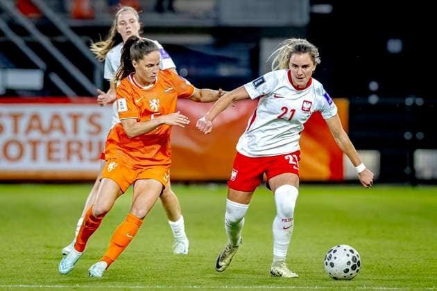 ALMELO Netherlands player Marise Olislagers, Poland player Paulina Tomasiak during the World Cup Qualifiers at Asito Stadium on June 9, 2026 in Almelo, the Netherlands Photo by DeFodi Images