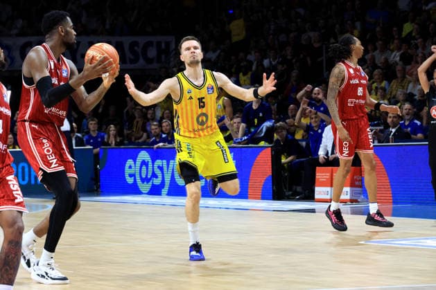 DEU, easyCredit BBL, ALBA vs Bamberg, 09 06 2026, Max Schmeling Halle, Berlin, DEU, easyCredit BBL, ALBA vs Bamberg, in the picture Martin Hermannsson ALBA Berlin 15 , Ejifor Onu Bamberg 35 nordphotoxGmbHx xEngler nph00076