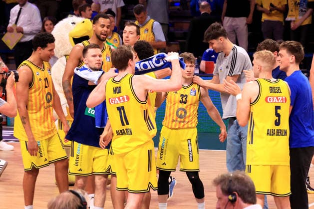DEU, easyCredit BBL, ALBA vs. Bamberg, 09.06.2026, Max-Schmeling-Halle, Berlin, DEU, easyCredit BBL, ALBA vs. Bamberg, im Bild ALBA-Spielerkreis, Michael Rataj (ALBA Berlin 21) *** DEU, easyCredit BBL, ALBA vs Bamberg, 09 06 2026, Max Schmeling Halle, Berlin, DEU, easyCredit BBL, ALBA vs Bamberg, in the picture ALBA players circle, Michael Rataj ALBA Berlin 21 nordphotoxGmbHx xEngler nph00076