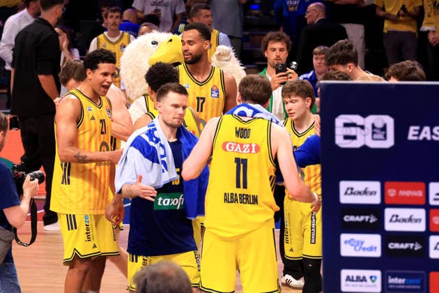 DEU, easyCredit BBL, ALBA vs Bamberg, 09 06 2026, Max Schmeling Halle, Berlin, DEU, easyCredit BBL, ALBA vs Bamberg, in the picture ALBA players circle, Michael Rataj ALBA Berlin 21 , Martin Hermannsson ALBA Berlin 15 , Norris Agbakoko ALBA Berlin 17 nordphotoxGmbHx xEngler nph00076