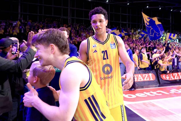 DEU, easyCredit BBL, ALBA vs Bamberg, 09 06 2026, Max Schmeling Halle, Berlin, DEU, easyCredit BBL, ALBA vs Bamberg, in the picture Michael Rataj ALBA Berlin 21 , Bennet Hundt ALBA Berlin 33 , ALBA Fans, Fans nordphotoxGmbHx xEngler nph00076