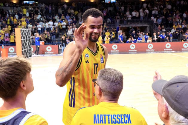 DEU, easyCredit BBL, ALBA vs Bamberg, 09 06 2026, Max Schmeling Halle, Berlin, DEU, easyCredit BBL, ALBA vs Bamberg, in the picture Norris Agbakoko ALBA Berlin 17 , spectators, visitors, fans nordphotoxGmbHx xEngler nph00076