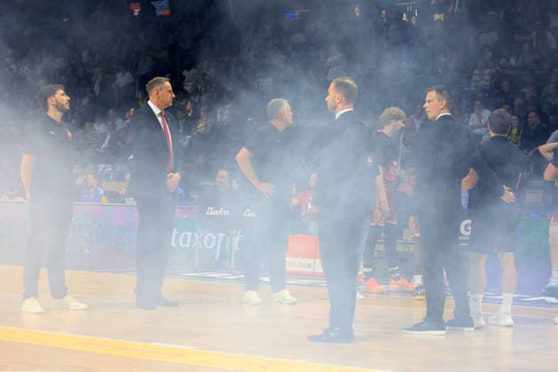 DEU, easyCredit BBL, ALBA vs Bamberg, 09 06 2026, Max Schmeling Halle, Berlin, DEU, easyCredit BBL, ALBA vs Bamberg, in the picture Head Coach Anton Gavel Bamberg , fog clouds nordphotoxGmbHx xEngler nph00076