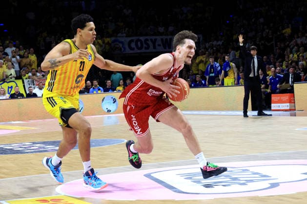DEU, easyCredit BBL, ALBA vs Bamberg, 09 06 2026, Max Schmeling Halle, Berlin, DEU, easyCredit BBL, ALBA vs Bamberg, in the picture Michael Rataj ALBA Berlin 21 , Zachary Ensminger Bamberg 1 nordphotoxGmbHx xEngler nph00076