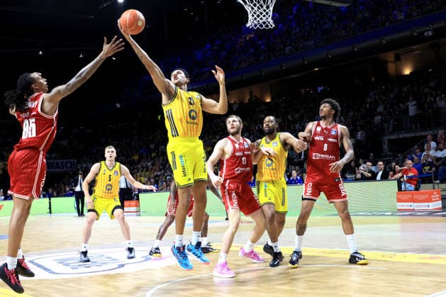 DEU, easyCredit BBL, ALBA vs Bamberg, 09 06 2026, Max Schmeling Halle, Berlin, DEU, easyCredit BBL, ALBA vs Bamberg, in the picture Michael Rataj ALBA Berlin 21 ,, Austin Crowley Bamberg 85 nordphotoxGmbHx xEngler nph00076