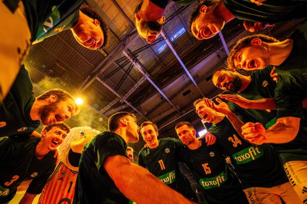 Basketball Berlin 019 06 2026 Season 2025 2026 EasyCredit BBL 1 Bundesliga Men, Men Playoffs Semifinals Game 5 Alba Berlin BMA365 Bamberg Baskets Team introduction Alba Jonas Mattisseck Alba Berlin, No 09 Huddle Jubel