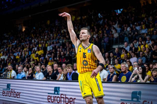 Basketball Berlin 019 06 2026 Season 2025 2026 EasyCredit BBL 1 Bundesliga Men, Men Playoffs Semifinal Game 5 Alba Berlin BMA365 Bamberg Baskets Martin Hermannsson Alba Berlin, No 15 Cheers