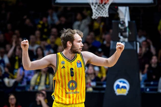Basketball Berlin 019 06 2026 Season 2025 2026 EasyCredit BBL 1 Bundesliga Men, Men Playoffs Semifinal Game 5 Alba Berlin BMA365 Bamberg Baskets Malte Delow Alba Berlin, No 06 Cheers