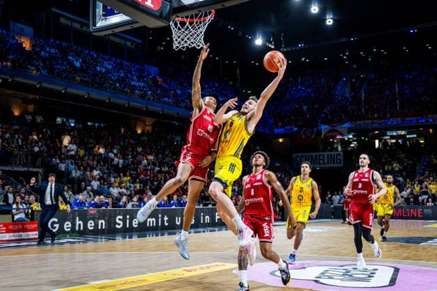 Basketball Berlin 019 06 2026 Season 2025 2026 EasyCredit BBL 1 Bundesliga Men, Men Playoffs Semifinal Game 5 Alba Berlin BMA365 Bamberg Baskets Malte Delow Alba Berlin, No 06 Austin Crowley Bamberg, No 85