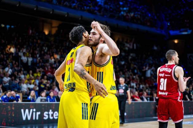 Basketball Berlin 019 06 2026 Season 2025 2026 EasyCredit BBL 1 Bundesliga Men, Men Playoffs Semifinal Game 5 Alba Berlin BMA365 Bamberg Baskets Malte Delow Alba Berlin, No 06 Michael Rataj Alba Berlin, No 21 Mike Jubel