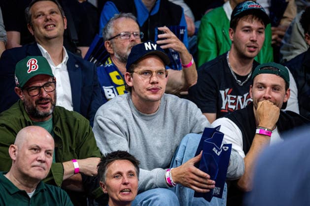 Basketball Berlin 019.06.2026 Saison 2025 2026 EasyCredit BBL 1. Bundesliga Männer, Herren Playoffs Halbfinale Spiel 5 Alba Berlin - BMA365 Bamberg Baskets Moritz Wagner Zuschauer *** Basketball Berlin 019 06 2026 Season 2025 2026 EasyCredit BBL 1 Bundesliga Men, Men Playoffs Semifinal Game 5 Alba Berlin BMA365 Bamberg Baskets Moritz Wagner Spectators