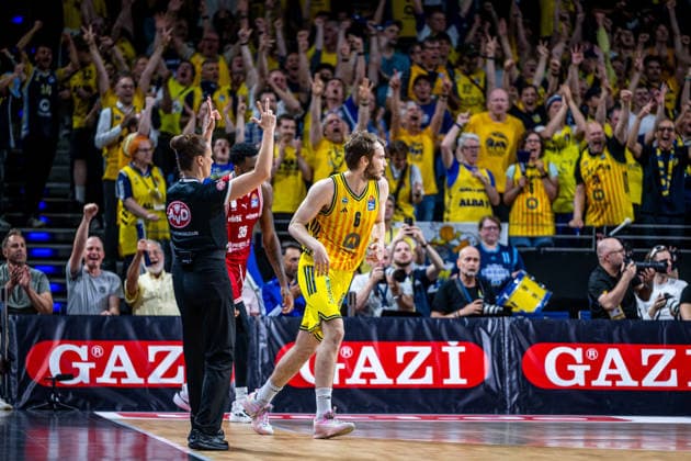 Basketball Berlin 019 06 2026 Season 2025 2026 EasyCredit BBL 1 Bundesliga Men, Men Playoffs Semifinal Game 5 Alba Berlin BMA365 Bamberg Baskets Malte Delow Alba Berlin, No 06 Cheering Fans