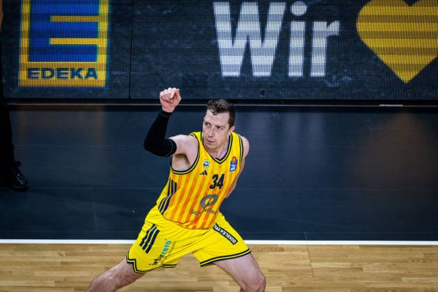 Basketball Berlin 019 06 2026 Season 2025 2026 EasyCredit BBL 1 Bundesliga Men, Men Playoffs Semifinal Game 5 Alba Berlin BMA365 Bamberg Baskets Justin Bean Alba Berlin, No 34 Cheers