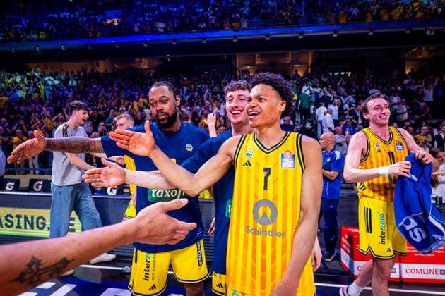Basketball Berlin 019 06 2026 Season 2025 2026 EasyCredit BBL 1 Bundesliga Men, Men Playoffs Semifinal Game 5 Alba Berlin BMA365 Bamberg Baskets Alba wins Game 5 Cheers Jack Kayil Alba Berlin, No 07 Alex O Connell Alba Berlin, No 03 J wan Roberts Alba Berlin, No 13