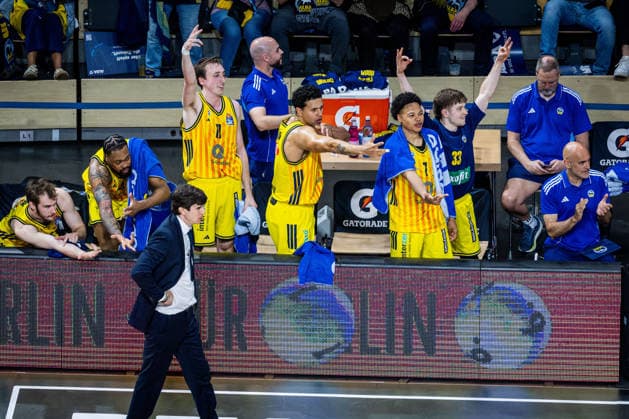 Basketball Berlin 019 06 2026 Season 2025 2026 EasyCredit BBL 1 Bundesliga Men, Men Playoffs Semifinals Game 5 Alba Berlin BMA365 Bamberg Baskets Alba Cheers Malte Delow Alba Berlin, No 06 J wan Roberts Alba Berlin, No 13 Moses Wood Alba Berlin, No 11 Michael Rataj Alba Berlin, No 21 Mike Jack Kayil Alba Berlin, No 07 Bennet Hundt Alba Berlin, No 33 Pedro Calles Alba Berlin, Coach