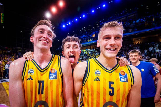 Basketball Berlin 019 06 2026 Season 2025 2026 EasyCredit BBL 1 Bundesliga Men, Men Playoffs Semifinal Game 5 Alba Berlin BMA365 Bamberg Baskets Alba wins Game 5 Cheers Moses Wood Alba Berlin, No 11 Alex O Connell Alba Berlin, No 03 Sam Griesel Alba Berlin, No 05