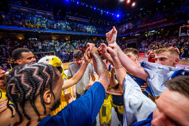 Basketball Berlin 019 06 2026 Season 2025 2026 EasyCredit BBL 1 Bundesliga Men, Men Playoffs Semifinal Game 5 Alba Berlin BMA365 Bamberg Baskets Alba wins Game 5 Jubel Huddle