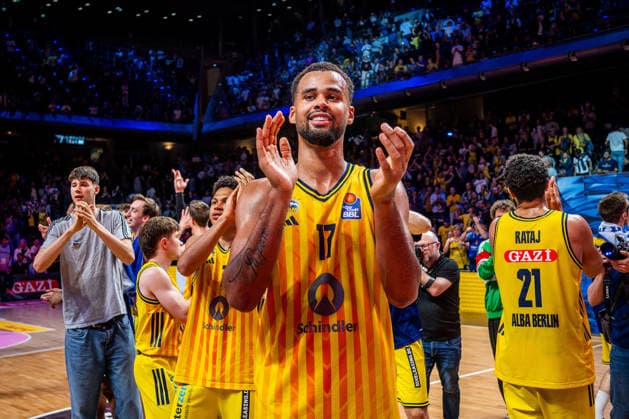 Basketball Berlin 019 06 2026 Season 2025 2026 EasyCredit BBL 1 Bundesliga Men, Men Playoffs Semifinal Game 5 Alba Berlin BMA365 Bamberg Baskets Alba wins Game 5 Cheers Norris Agbakoko Alba Berlin, No 17