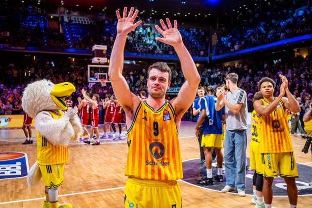 Basketball Berlin 019 06 2026 Season 2025 2026 EasyCredit BBL 1 Bundesliga Men, Men Playoffs Semifinal Game 5 Alba Berlin BMA365 Bamberg Baskets Alba wins Game 5 Cheers Jonas Mattisseck Alba Berlin, No 09
