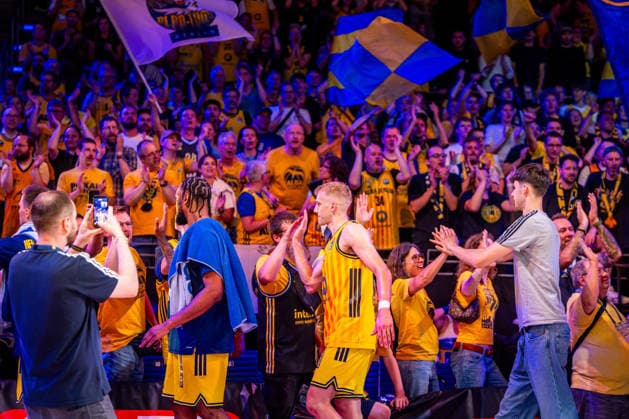 Basketball Berlin 019 06 2026 Season 2025 2026 EasyCredit BBL 1 Bundesliga Men, Men Playoffs Semifinals Game 5 Alba Berlin BMA365 Bamberg Baskets Alba wins Game 5 Cheers J wan Roberts Alba Berlin, No 13 Sam Griesel Alba Berlin, No 05 and other fans