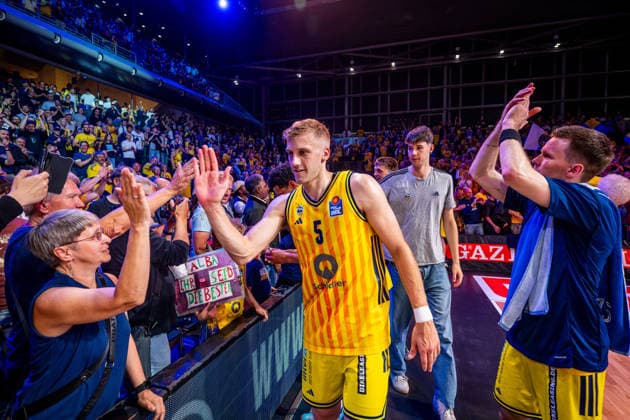 Basketball Berlin 019 06 2026 Season 2025 2026 EasyCredit BBL 1 Bundesliga Men, Men Playoffs Semifinal Game 5 Alba Berlin BMA365 Bamberg Baskets Alba wins Game 5 Cheers Sam Griesel Alba Berlin, No 05 Fans