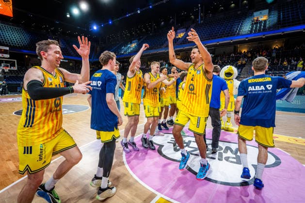 Basketball Berlin 019 06 2026 Season 2025 2026 EasyCredit BBL 1 Bundesliga Men, Men Playoffs Semifinals Game 5 Alba Berlin BMA365 Bamberg Baskets Alba wins Game 5 Cheers Justin Bean Alba Berlin, No 34 Michael Rataj Alba Berlin, No 21 Mike and others