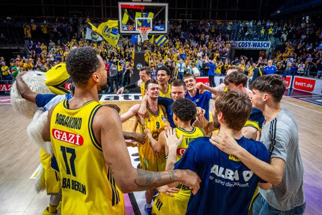 Basketball Berlin 019.06.2026 Saison 2025 2026 EasyCredit BBL 1. Bundesliga Männer, Herren Playoffs Halbfinale Spiel 5 Alba Berlin - BMA365 Bamberg Baskets Alba gewinnt Spiel 5 Jubel Norris Agbakoko (Alba Berlin, No.17) Jonas Mattisseck (Alba Berlin, No.09) Martin Hermannsson (Alba Berlin, No.15) Jack Kayil (Alba Berlin, No.07) Malte Delow (Alba Berlin, No.06) und andere Fans *** Basketball Berlin 019 06 2026 Season 2025 2026 EasyCredit BBL 1 Bundesliga Men, Men Playoffs Semifinals Game 5 Alba Berlin BMA365 Bamberg Baskets Alba wins Game 5 Cheers Norris Agbakoko Alba Berlin, No 17 Jonas Mattisseck Alba Berlin, No 09 Martin Hermannsson Alba Berlin, No 15 Jack Kayil Alba Berlin, No 07 Malte Delow Alba Berlin, No 06 and other fans