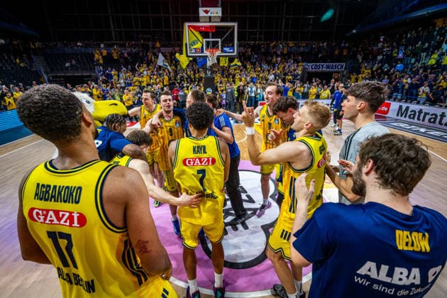 Basketball Berlin 019 06 2026 Season 2025 2026 EasyCredit BBL 1 Bundesliga Men, Men Playoffs Semifinals Game 5 Alba Berlin BMA365 Bamberg Baskets Alba wins Game 5 Cheers Norris Agbakoko Alba Berlin, No 17 Jonas Mattisseck Alba Berlin, No 09 Martin Hermannsson Alba Berlin, No 15 Jack Kayil Alba Berlin, No 07 Malte Delow Alba Berlin, No 06 and other fans