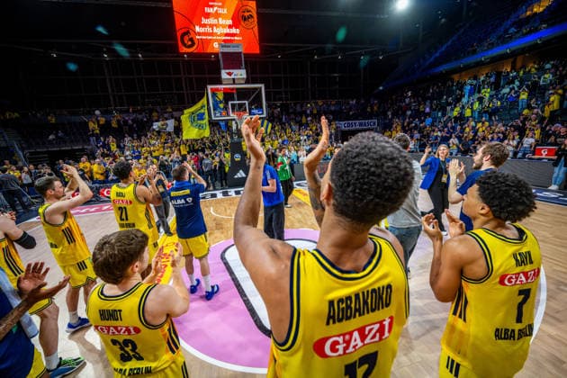 Basketball Berlin 019 06 2026 Season 2025 2026 EasyCredit BBL 1 Bundesliga Men, Men Playoffs Semifinals Game 5 Alba Berlin BMA365 Bamberg Baskets Alba wins Game 5 Cheers Norris Agbakoko Alba Berlin, No 17 Jack Kayil Alba Berlin, No 07 Bennet Hundt Alba Berlin, No 33 and other fans