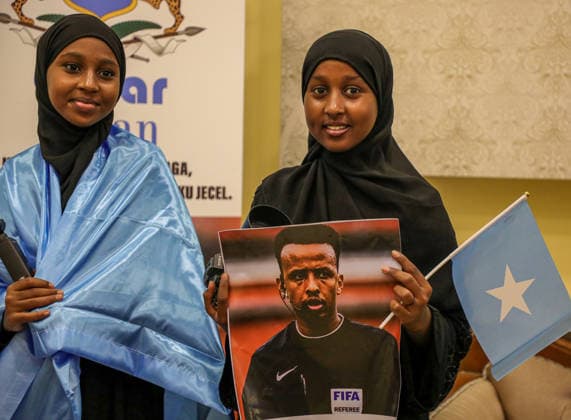 Somali referee Omar Artan welcomed home after US entry denial MOGADISHU, SOMALIA – JUNE 09: Fans hold a portrait of Somali referee Omar Abdulkadir Artan and a Somali flag during a welcome event in Mogadishu, Somalia, on June 09, 2026. Artan returned to Somalia after being denied entry to the United States. Abuukar Mohamed Muhidin Anadolu Mogadisu Somalia. Editorial use only. Please get in touch for any other usage.  Copyright: x2026xAnadoluxAbuukarxMohamedxMuhidinx