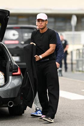 FOOTBALL : Depart de L Equipe de France pour rejoindre les Etats Unis pour participer Ã la coupe du monde de la FIFA - 10 06 2026 Desire Doue - L Equipe de France de football s envole du Bourget pour rejoindre Boston aux Etats Unis pour participer Ã la coupe du monde de la FIFA (du 11 juin au 19 juillet, aux Etats-Unis, au Canada et au Mexique), le 10 juin 2026. The French national football team is flying from Le Bourget to Boston in the United States to participate in the FIFA World Cup, WM, Weltmeisterschaft, Fussball (from June 11 to July 19, in the United States, Canada and Mexico), on June 10, 2026. Le BourgetFrance  Copyright: xPierrexPerusseaux xBestimagex