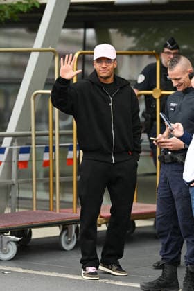 FOOTBALL : Depart de L Equipe de France pour rejoindre les Etats Unis pour participer Ã la coupe du monde de la FIFA - 10 06 2026 Desire Doue - L Equipe de France de football s envole du Bourget pour rejoindre Boston aux Etats Unis pour participer Ã la coupe du monde de la FIFA (du 11 juin au 19 juillet, aux Etats-Unis, au Canada et au Mexique), le 10 juin 2026. The French national football team is flying from Le Bourget to Boston in the United States to participate in the FIFA World Cup, WM, Weltmeisterschaft, Fussball (from June 11 to July 19, in the United States, Canada and Mexico), on June 10, 2026. Le BourgetFrance  Copyright: xPierrexPerusseaux xBestimagex