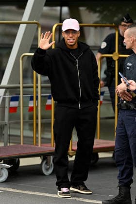 FOOTBALL : Depart de L Equipe de France pour rejoindre les Etats Unis pour participer Ã la coupe du monde de la FIFA - 10 06 2026 Desire Doue - L Equipe de France de football s envole du Bourget pour rejoindre Boston aux Etats Unis pour participer Ã la coupe du monde de la FIFA (du 11 juin au 19 juillet, aux Etats-Unis, au Canada et au Mexique), le 10 juin 2026. The French national football team is flying from Le Bourget to Boston in the United States to participate in the FIFA World Cup, WM, Weltmeisterschaft, Fussball (from June 11 to July 19, in the United States, Canada and Mexico), on June 10, 2026. Le BourgetFrance  Copyright: xPierrexPerusseaux xBestimagex