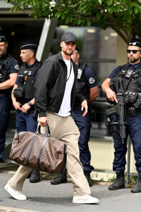FOOTBALL : Depart de L Equipe de France pour rejoindre les Etats Unis pour participer Ã la coupe du monde de la FIFA - 10 06 2026 Adrien Rabiot - L Equipe de France de football s envole du Bourget pour rejoindre Boston aux Etats Unis pour participer Ã la coupe du monde de la FIFA (du 11 juin au 19 juillet, aux Etats-Unis, au Canada et au Mexique), le 10 juin 2026. The French national football team is flying from Le Bourget to Boston in the United States to participate in the FIFA World Cup, WM, Weltmeisterschaft, Fussball (from June 11 to July 19, in the United States, Canada and Mexico), on June 10, 2026. Le BourgetFrance  Copyright: xPierrexPerusseaux xBestimagex