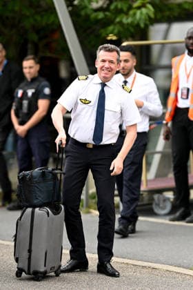 FOOTBALL : Depart de L Equipe de France pour rejoindre les Etats Unis pour participer Ã la coupe du monde de la FIFA - 10 06 2026 L un des pilotes de l avion - L Equipe de France de football s envole du Bourget pour rejoindre Boston aux Etats Unis pour participer Ã la coupe du monde de la FIFA (du 11 juin au 19 juillet, aux Etats-Unis, au Canada et au Mexique), le 10 juin 2026. The French national football team is flying from Le Bourget to Boston in the United States to participate in the FIFA World Cup, WM, Weltmeisterschaft, Fussball (from June 11 to July 19, in the United States, Canada and Mexico), on June 10, 2026. Le BourgetFrance  Copyright: xPierrexPerusseaux xBestimagex