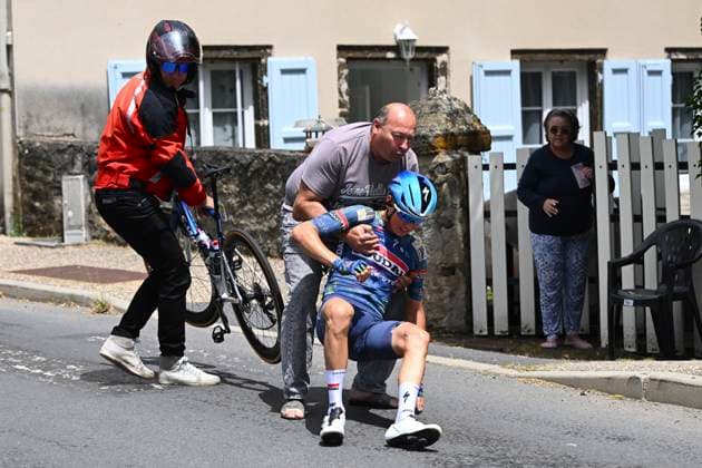 Tour Auvergne - Rhone-Alpes 2026 Stage 4 MONTROND-LES-BAINS, FRANCE - JUNE 10 : crash of Vansevenant Mauri (BEL) of Soudal Quick-Step during stage 4 of the 78th edition of Tour Auvergne - Rhone-Alpes an UCI World Tour 2.UWT cycling road race stage for Men Elite of 167.4 km with start in Le Puy-en-Velay and finish in Montrond-les-Bains on June 10, 2026 in Montrond-les-Bains, France, 10 06 2026 ( Motordriver Guy De Vuyst - Montrond-les-Bains France  Copyright: xVincentxKalutx