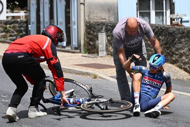 Tour Auvergne - Rhone-Alpes 2026 Stage 4 MONTROND-LES-BAINS, FRANCE - JUNE 10 : crash of Vansevenant Mauri (BEL) of Soudal Quick-Step during stage 4 of the 78th edition of Tour Auvergne - Rhone-Alpes an UCI World Tour 2.UWT cycling road race stage for Men Elite of 167.4 km with start in Le Puy-en-Velay and finish in Montrond-les-Bains on June 10, 2026 in Montrond-les-Bains, France, 10 06 2026 ( Motordriver Guy De Vuyst - Montrond-les-Bains France  Copyright: xVincentxKalutx