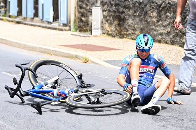 Tour Auvergne - Rhone-Alpes 2026 Stage 4 MONTROND-LES-BAINS, FRANCE - JUNE 10 : crash of Vansevenant Mauri (BEL) of Soudal Quick-Step during stage 4 of the 78th edition of Tour Auvergne - Rhone-Alpes an UCI World Tour 2.UWT cycling road race stage for Men Elite of 167.4 km with start in Le Puy-en-Velay and finish in Montrond-les-Bains on June 10, 2026 in Montrond-les-Bains, France, 10 06 2026 ( Motordriver Guy De Vuyst - Montrond-les-Bains France  Copyright: xVincentxKalutx