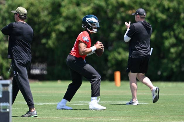 PHILADELPHIA, PA - JUNE 09: Philadelphia Eagles quarterback Jalen Hurts 1 looks on during the Philadelphia Eagles off season minicamp on June 9th, 2026 at the Jefferson Health Training Complex in Philadelphia, PA. (Photo by Terence Lewis Icon Sportswire) NFL, American Football Herren, USA JUN 09 Philadelphia Eagles Minicamp EDITORIAL USE ONLY Icon260609059